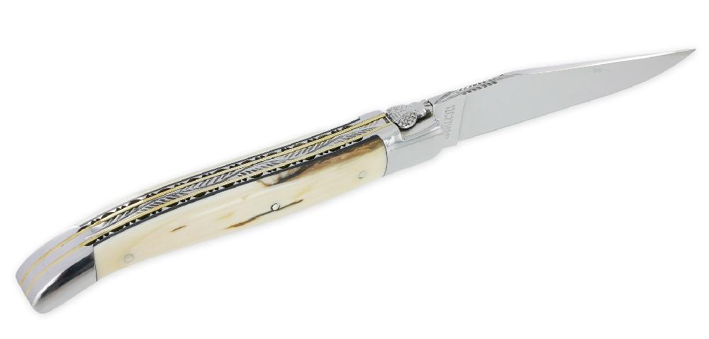 Laguiole Couteau Laguiole En Aubrac 1 Pièce 12cm Manche Croute D’Ivoire De Mammouth 2 Mitres Double Platines Inox Brillant Et Laiton Guillochées Entretoise Noire Ressort Guilloché Finition Brillante