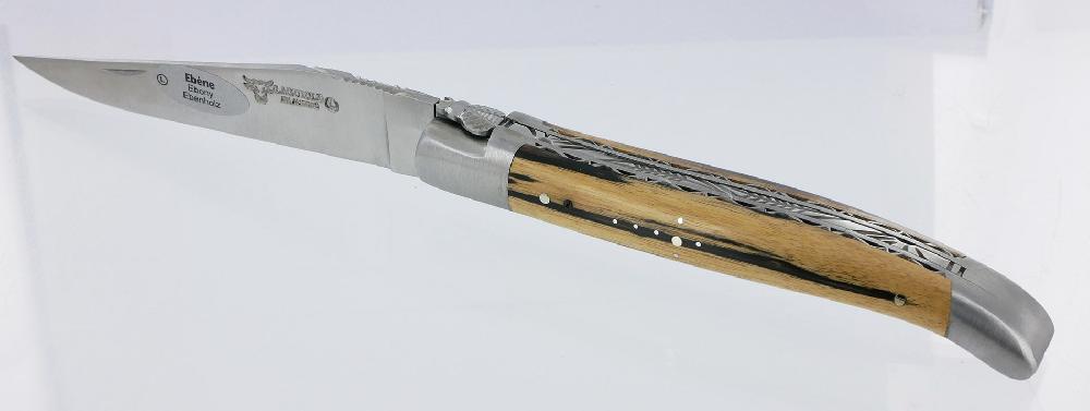 laguiole Couteau Laguiole en Aubrac 1 pièce 12cm Manche Ebène Royal Double Platines et Ressort Guillochés 2 mitres Mouche Forgée Finition brossée