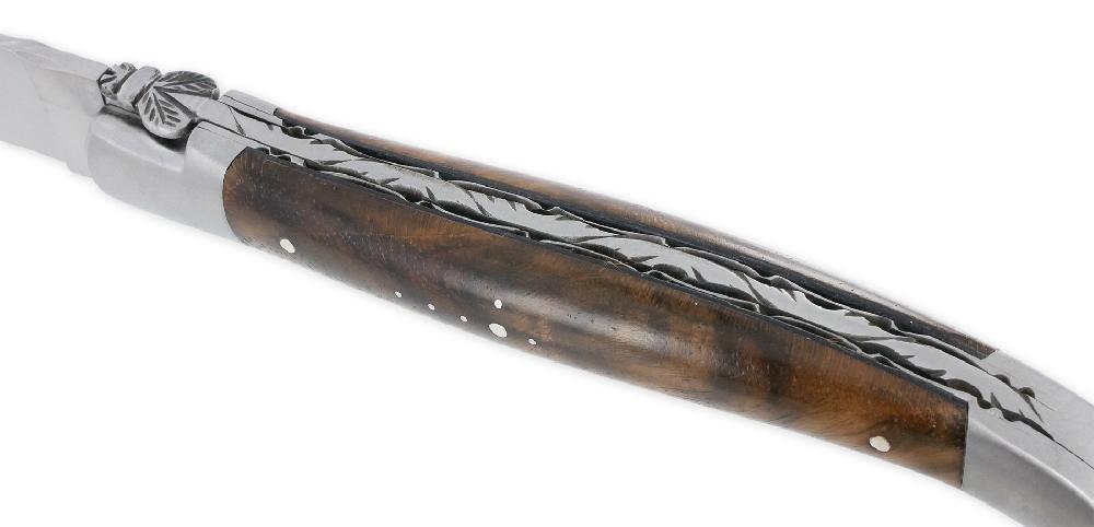Laguiole Couteau Laguiole En Aubrac 1 Pièce 12cm Manche En Loupe De Noyer 2 Mitres Inox Brossé Ressort Et Platines Guillochés Main Mouche Prestige