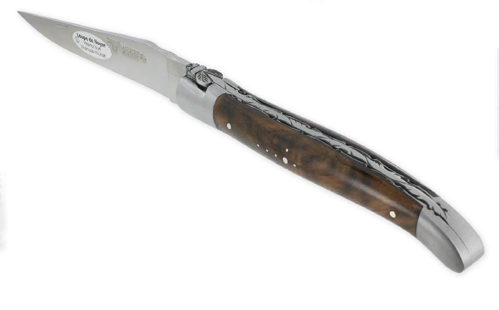 laguiole Couteau Laguiole en Aubrac 1 pièce 12cm Manche en Loupe de Noyer 2 Mitres Inox Brossé Ressort et Platines guillochés main Mouche Prestige