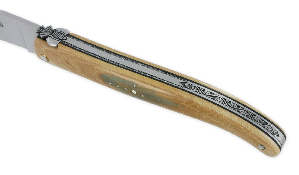 Laguiole Couteau Laguiole En Aubrac 1 Pièce 12cm Plein Manche En Croute D’Ivoire De Mammouth Bleutée Platines Guillochées Entretoises Noires Ressort Guilloché Mouche Prestige Finition Brossée