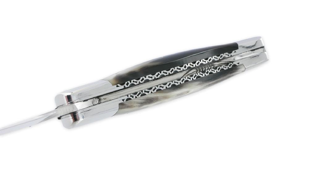 Laguiole Couteau Laguiole En Aubrac 1 Pièce 12cm Pointe De Corne Flammée 2 Mitres Inox Brillant Double Platines Et Ressort Spirale Guillochés Mouche Prestige Finition Brillante NUM3