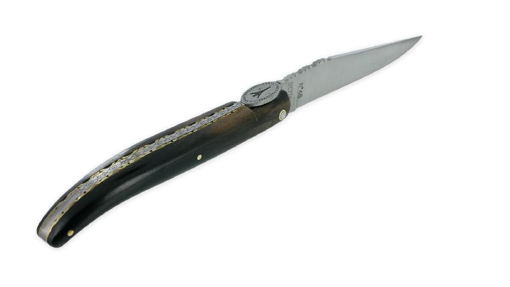 Laguiole Couteau Laguiole En Aubrac 1 Pièce 12cm Tour Eiffel Plein Manche Ebène Platines Laiton Guillochées Ressort Gravé Mouche Plate En Forme De Médaillon Avec La Tour Eiffel Au Centre Finition Brossée Edition Limitée E