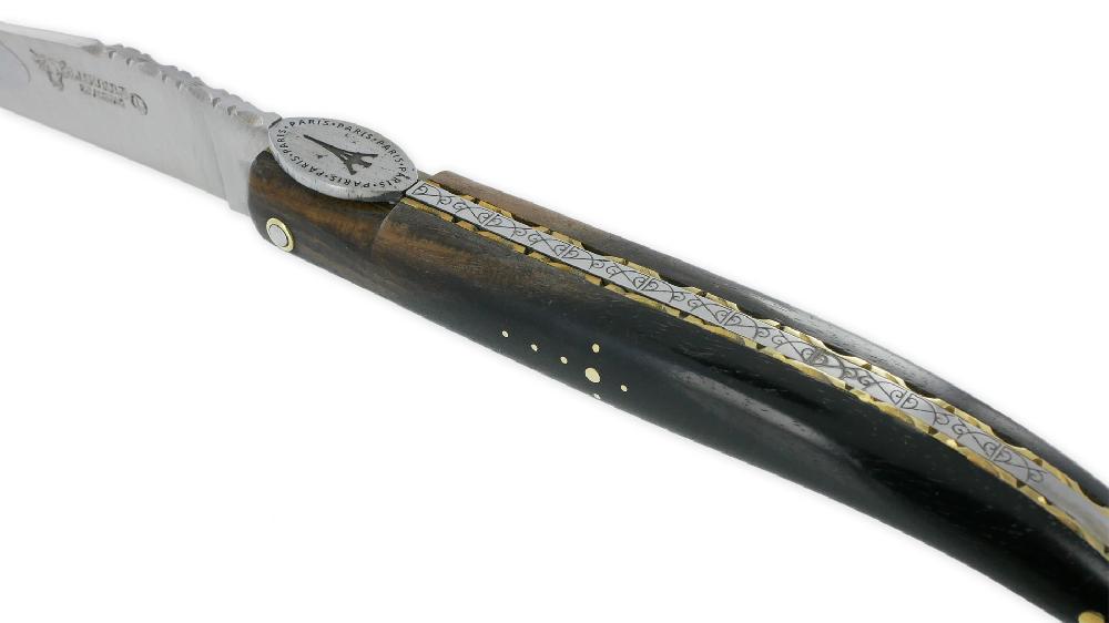 Laguiole Couteau Laguiole En Aubrac 1 Pièce 12cm Tour Eiffel Plein Manche Ebène Platines Laiton Guillochées Ressort Gravé Mouche Plate En Forme De Médaillon Avec La Tour Eiffel Au Centre Finition Brossée Edition Limitée E