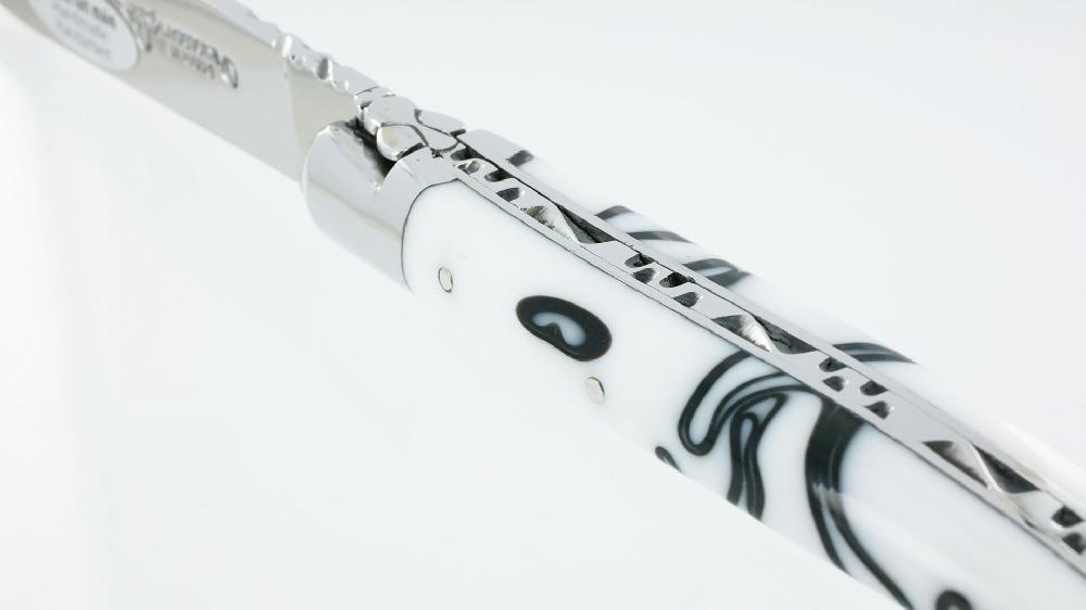 Laguiole Couteau Laguiole En Aubrac 1 Pièce Guimauve Blanc Manche Acrylique 2 Mitres Inox Brillant 10cm