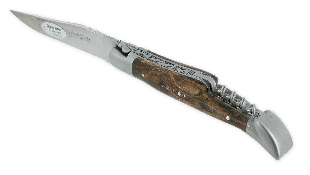 Laguiole Couteau Laguiole En Aubrac 2 Pièces Double Platines Et Ressort Guillochés à La Main 12cm Tire-Bouchon Manche En Cep De Vigne 2 Mitres Inox Brossé