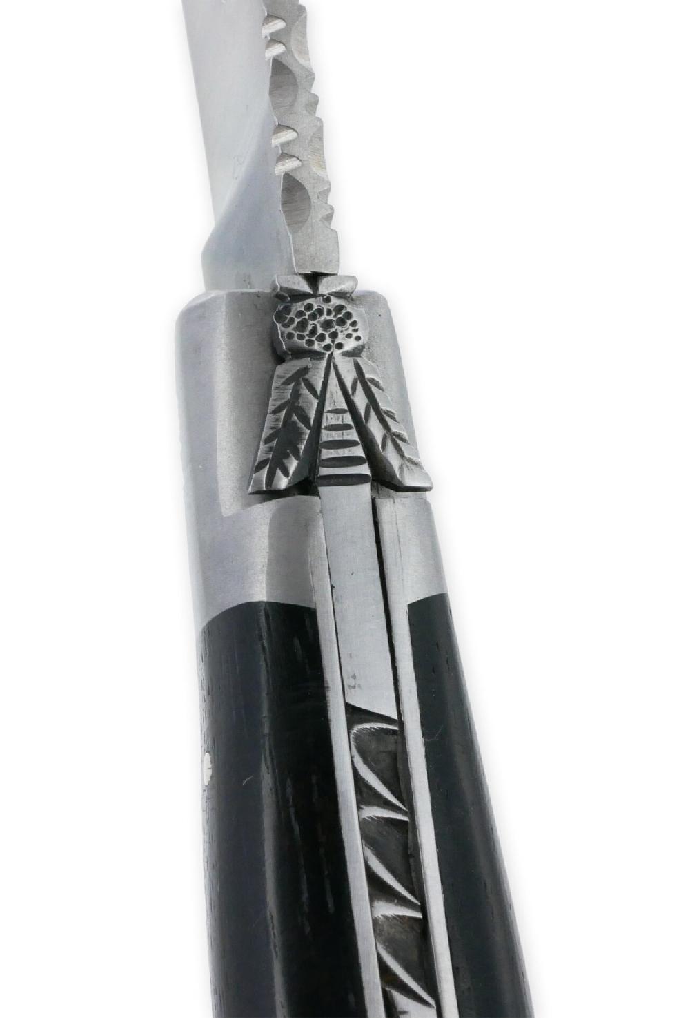 Laguiole Couteau Laguiole En Aubrac L’Elégant 1 Pièce 12cm Manche Ebène 2 Mitres Inox Brossé Ressort Guilloché Feuillage Mouche Prestige