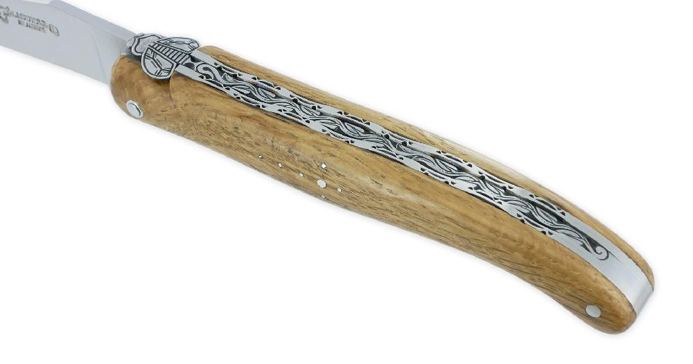 Laguiole Couteau Laguiole En Aubrac Prestige 1 Pièce 12 Cm Double Platines Et Ressort Guillochés Manche En Chêne Royal Finition Brossée Mouche Prestige PIECE UNIQUE