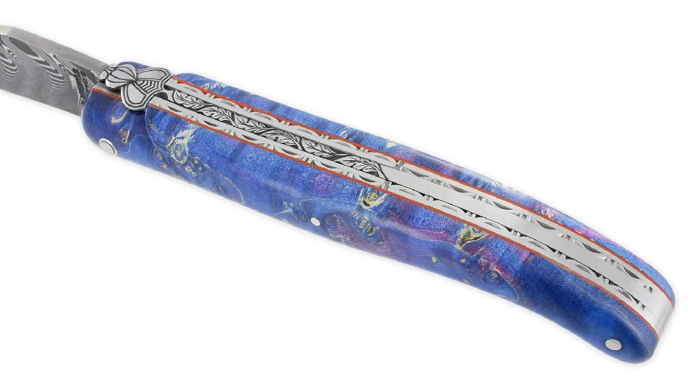 Laguiole Couteau Laguiole En Aubrac Prestige 1 Pièce 12 Cm Double Platines Et Ressort Guillochés Manche En Loupe De Sureau Bleu Violine Finition Brossée Mouche Prestige Lame Damas PIECE UNIQUE