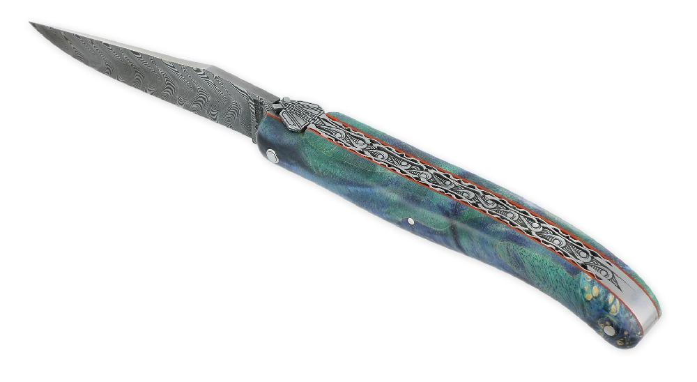 Laguiole Couteau Laguiole En Aubrac Prestige 1 Pièce 12 Cm Double Platines Et Ressort Guillochés Manche En Loupe De Sureau Vert Et Bleu Finition Brossée Mouche Prestige Lame Damas PIECE UNIQUE