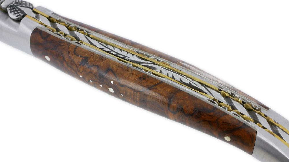 Laguiole Couteau Laguiole En Aubrac Prestige 1 Pièce 12 Cm Double Platines Inox Et Laiton Ressort Guillochés Manche En Loupe De Bois De Fer Finition Brossée Lame Damas PIECE UNIQUE