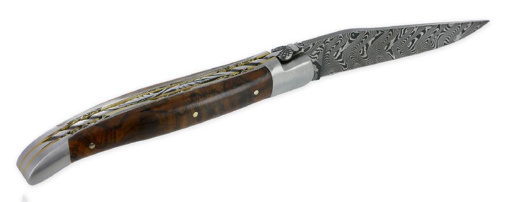 Laguiole Couteau Laguiole En Aubrac Prestige 1 Pièce 12 Cm Double Platines Inox Et Laiton Ressort Guillochés Manche En Loupe De Bois De Fer Finition Brossée Lame Damas PIECE UNIQUE