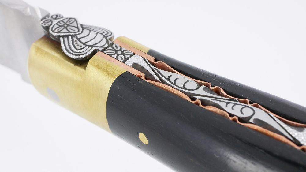 Laguiole Couteau Pliant Prestige Laguiole En Aubrac Le Bijou Manche En Ebène 2 Mitres Dorées En Laiton Platines Cuivre Mouche Prestige Lame Inox Brossé
