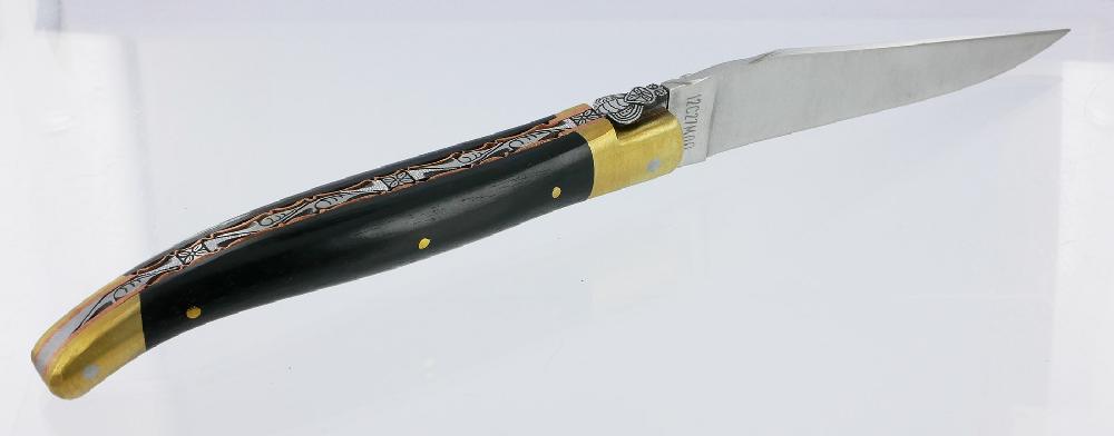 Laguiole Couteau Pliant Prestige Laguiole En Aubrac Le Bijou Manche En Ebène 2 Mitres Dorées En Laiton Platines Cuivre Mouche Prestige Lame Inox Brossé
