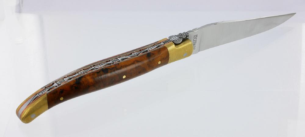 Laguiole Couteau Pliant Prestige Laguiole En Aubrac Le Bijou Manche En Loupe De Bois De Fer 2 Mitres Dorées En Laiton Platines Cuivre Mouche Prestige Lame Inox Brossé NUM1