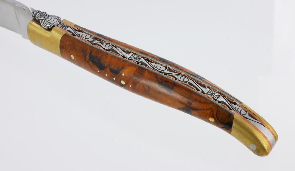 Laguiole Couteau Pliant Prestige Laguiole En Aubrac Le Bijou Manche En Loupe De Bois De Fer 2 Mitres Dorées En Laiton Platines Cuivre Mouche Prestige Lame Inox Brossé NUM1
