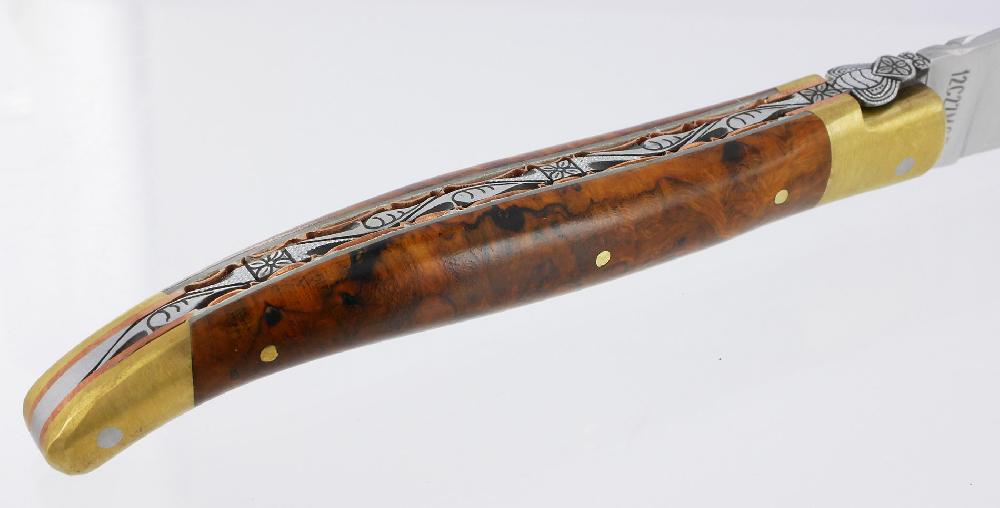 Laguiole Couteau Pliant Prestige Laguiole En Aubrac Le Bijou Manche En Loupe De Bois De Fer 2 Mitres Dorées En Laiton Platines Cuivre Mouche Prestige Lame Inox Brossé NUM1