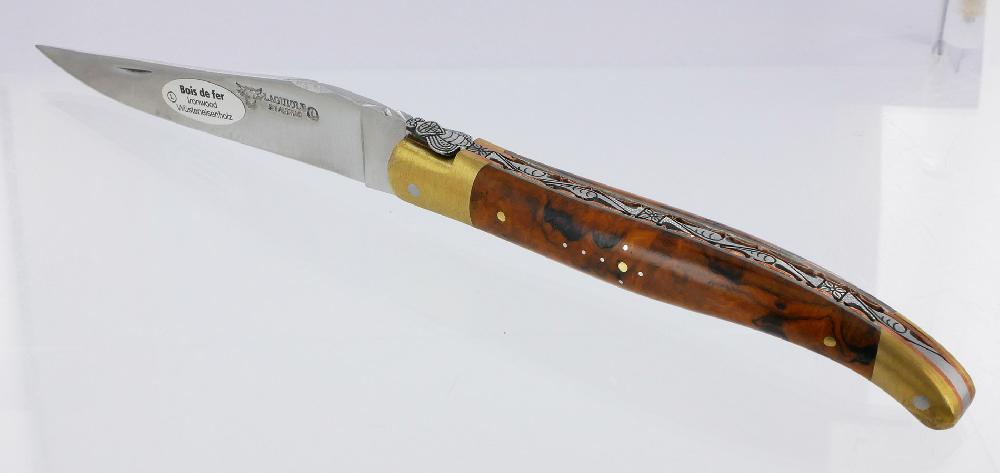 laguiole Couteau Pliant Prestige Laguiole en Aubrac Le Bijou Manche en Loupe de Bois de Fer 2 Mitres Dorées en Laiton Platines Cuivre Mouche Prestige Lame inox Brossé NUM1