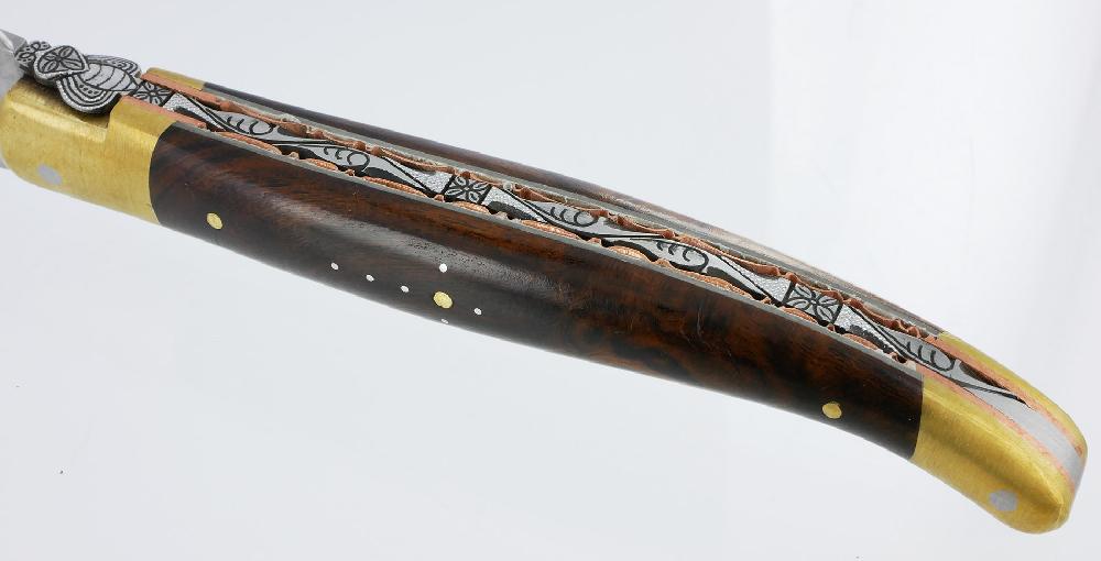 Laguiole Couteau Pliant Prestige Laguiole En Aubrac Le Bijou Manche En Loupe De Bois De Fer 2 Mitres Dorées En Laiton Platines Cuivre Mouche Prestige Lame Inox Brossé NUM2