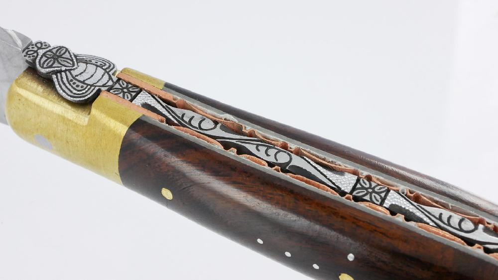 Laguiole Couteau Pliant Prestige Laguiole En Aubrac Le Bijou Manche En Loupe De Bois De Fer 2 Mitres Dorées En Laiton Platines Cuivre Mouche Prestige Lame Inox Brossé NUM2