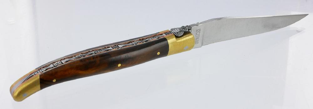 laguiole Couteau Pliant Prestige Laguiole en Aubrac Le Bijou Manche en Loupe de Bois de Fer 2 Mitres Dorées en Laiton Platines Cuivre Mouche Prestige Lame inox Brossé NUM2