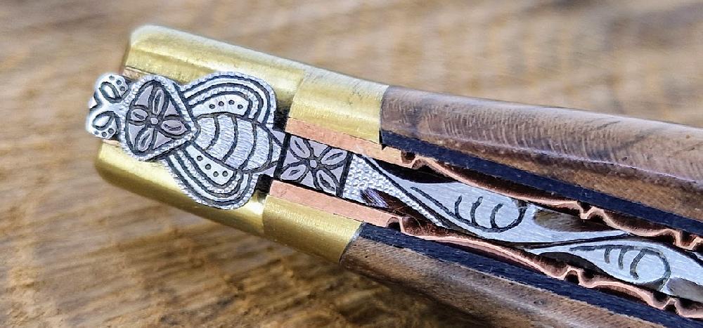 Laguiole Couteau Pliant Prestige Laguiole En Aubrac Le Bijou Manche En Loupe De Noyer 2 Mitres Dorées En Laiton Platines Cuivre Mouche Prestige PIECE UNIQUE