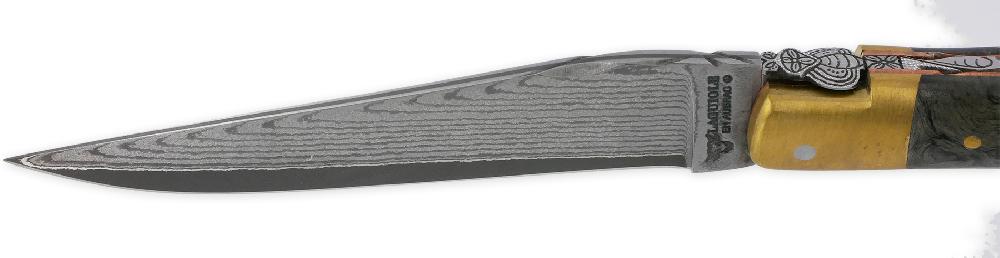 Laguiole Couteau Pliant Prestige Laguiole En Aubrac Le Bijou Manche En Loupe De Peuplier Noircie 2 Mitres Dorées En Laiton Platines Cuivre Mouche Prestige Lame Damas PIECE UNIQUE