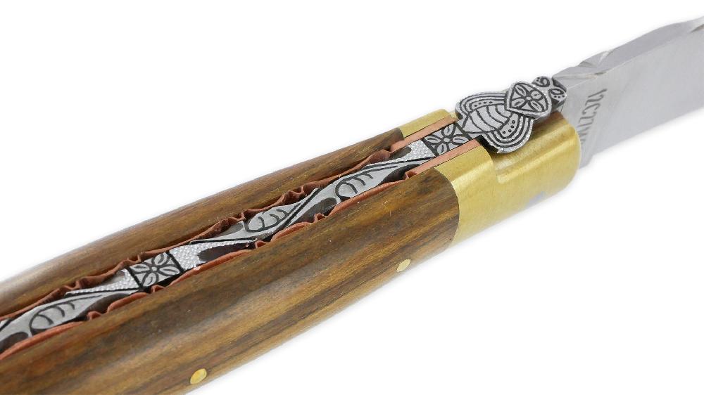 Laguiole Couteau Pliant Prestige Laguiole En Aubrac Le Bijou Manche En Pistachier 2 Mitres Dorées En Laiton Platines Cuivre Mouche Prestige PIECE UNIQUE