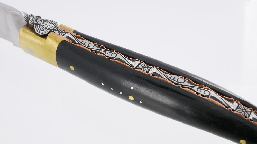 laguiole Couteau Pliant Prestige Laguiole en Aubrac Le Bijou Manche en Ebène 2 Mitres Dorées en Laiton Platines Cuivre Mouche Prestige Lame inox Brossé