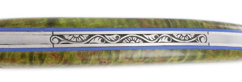 laguiole Couteau Prestige Laguiole en Aubrac 1 Pièce 12 cm Plein Manche en Loupe de Bouleau Teinté Vert Ressort Guilloché à la main Entretoises Bleue Mouche Stylisée Lame Damas