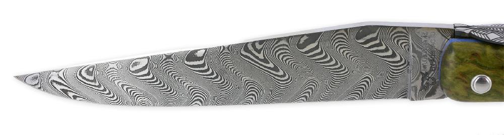 Laguiole Prestige Laguiole En Aubrac Knife 1 Piece 12 Cm Full Handle In Green Stained Birch Burl Hand Guilloche Spring Blue Spacers Stylized Fly Damascus Blade