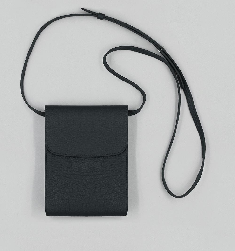 Laperruque Pochette à Rabat Taurillon Grainé Noir