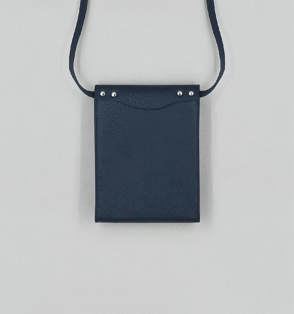Laperruque Pochette à Rabattaurillon Grainé Bleu Marine