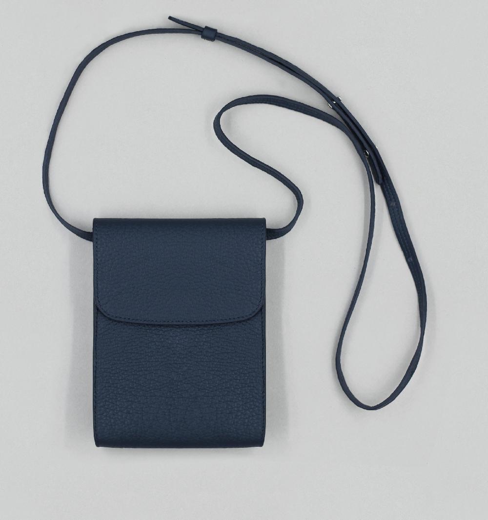 Laperruque Pochette à Rabattaurillon Grainé Bleu Marine
