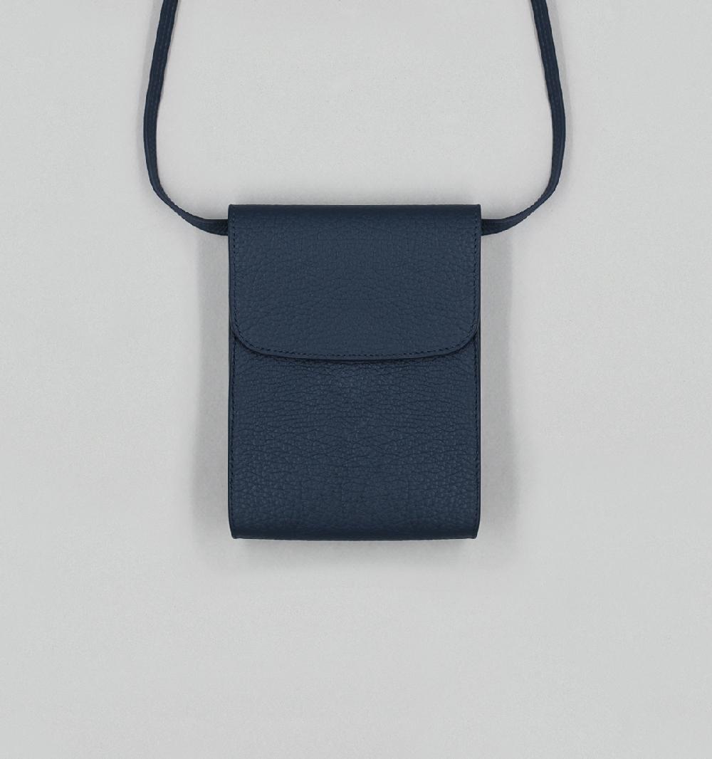 laperruque Pochette à Rabattaurillon grainé bleu marine