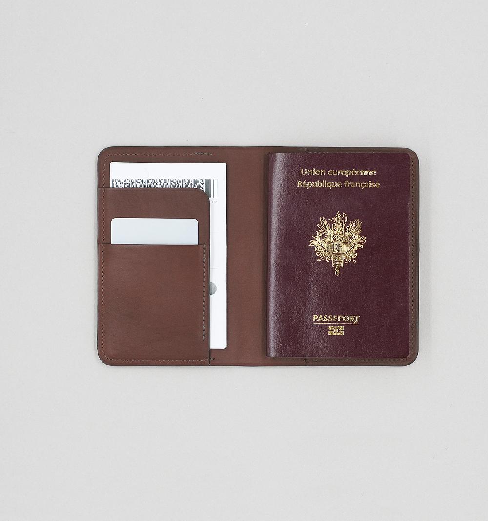 Laperruque Porte-PasseportVeau à Double Tannage Chocolat