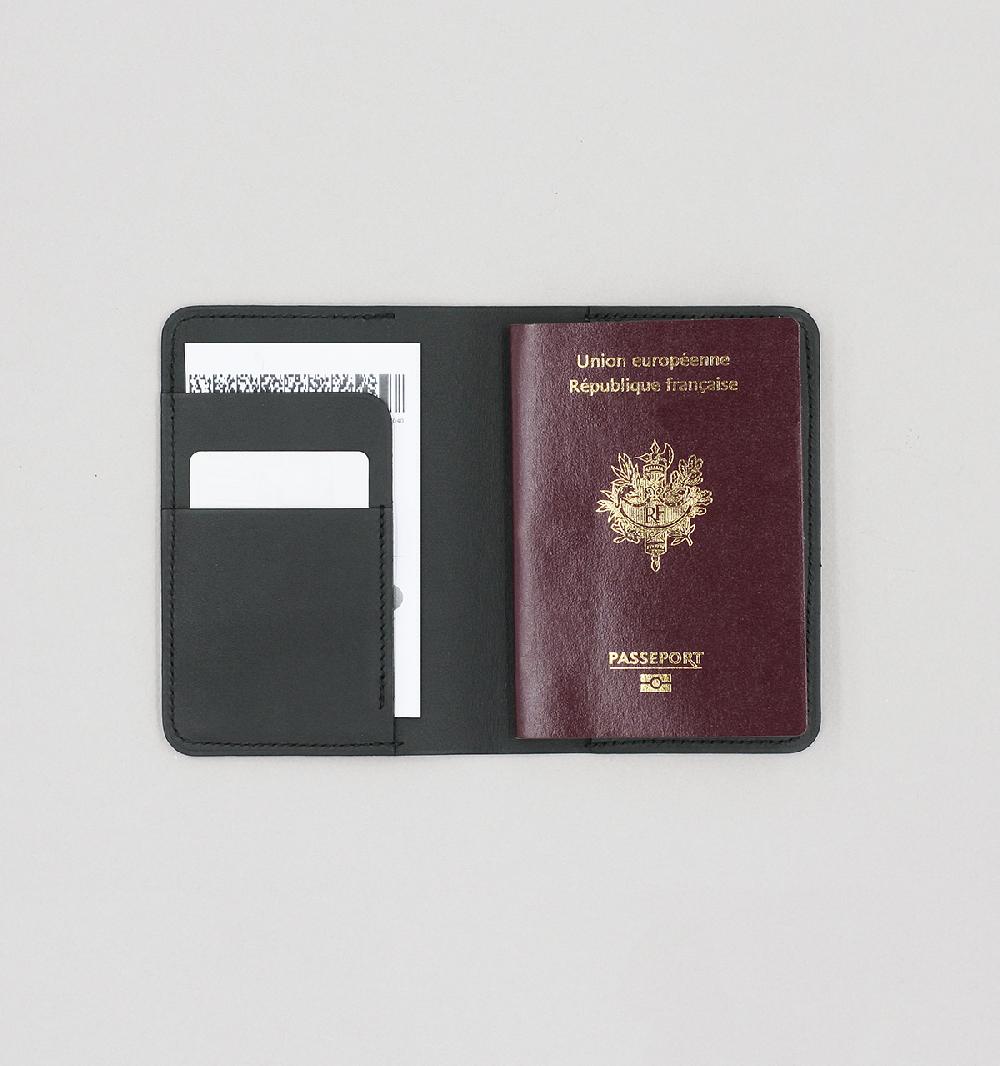 Laperruque Porte-PasseportVeau à Double Tannage Noir