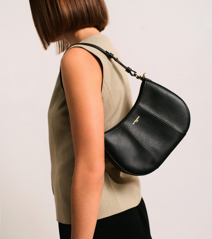 le tanneur petit sac demi-lune en cuir grainé