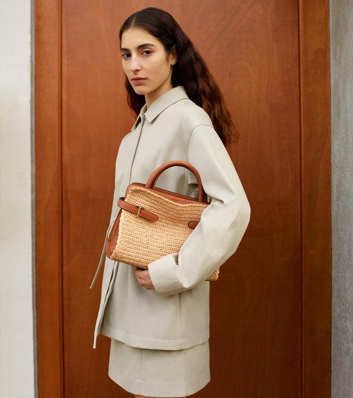 le tanneur sac à main moyen modèle effet raphia et cuir lisse