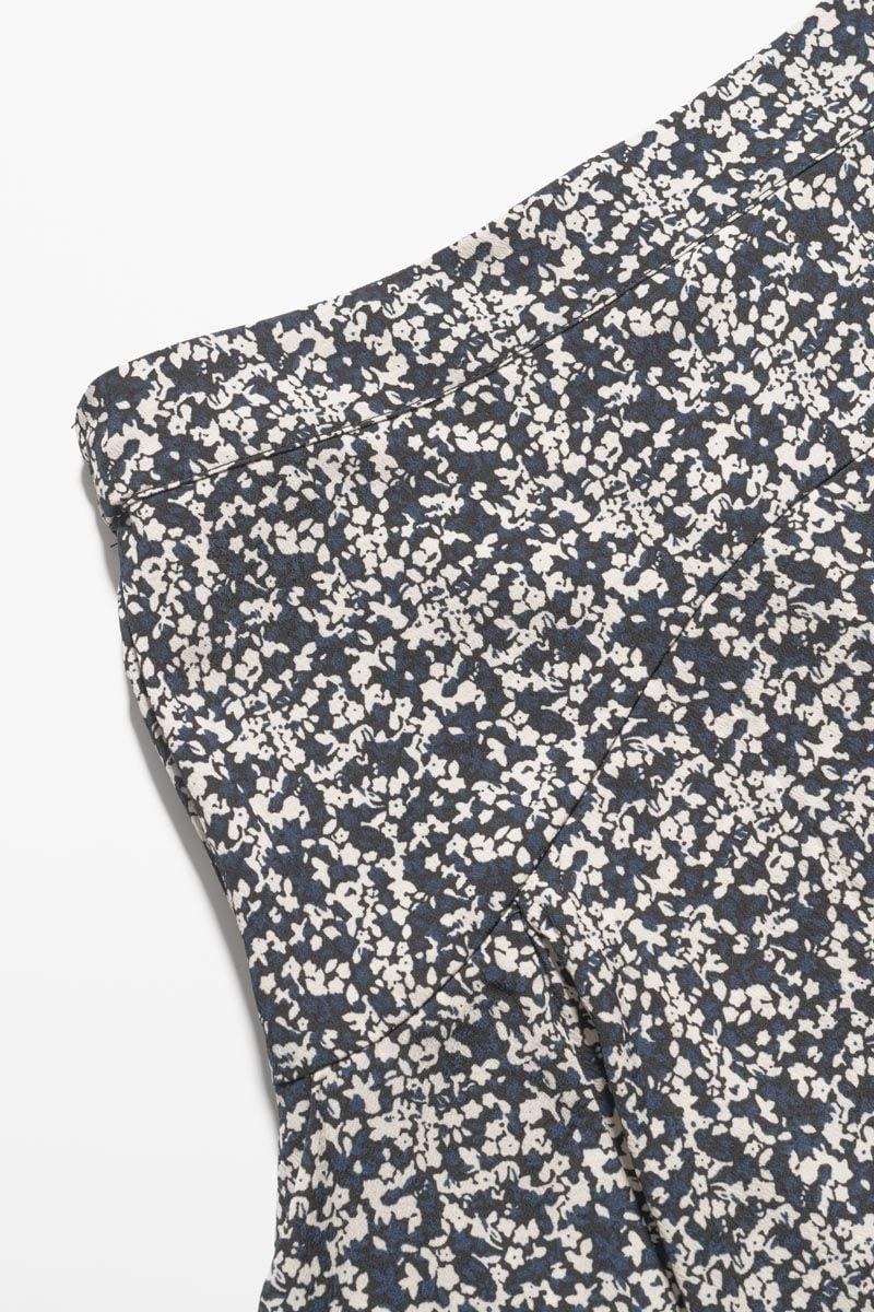 Le Temps Des Cerises Jupe Short Onourisgi à Motif Floral Bleu Nuit Et Blanc