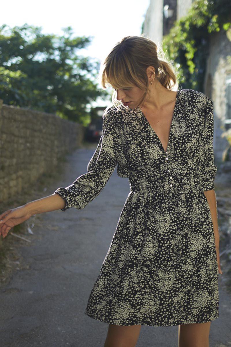 le temps des cerises Robe Edwina à motif fleuri noir et blanc