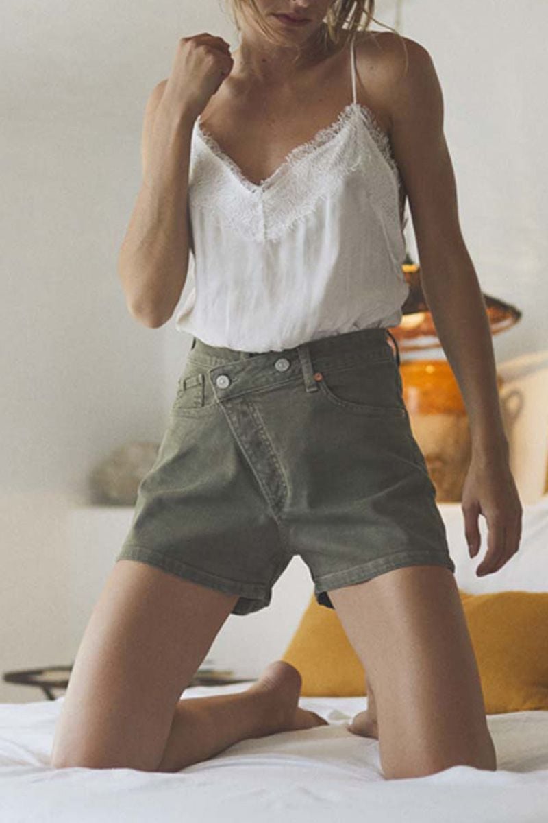 le temps des cerises Short Mosta en jeans kaki clair à fermeture asymétrique