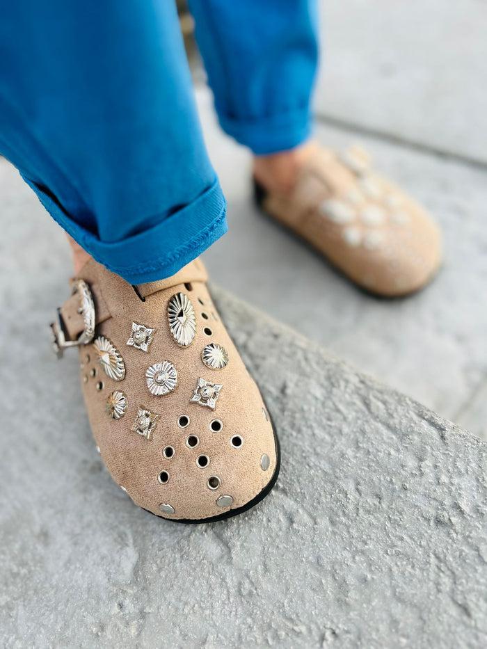 Les Bohémiennes Sabots Daim Beige Grigri