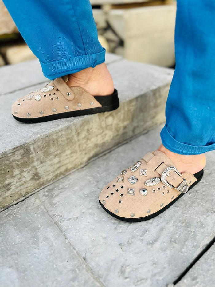 Les Bohémiennes Sabots Daim Beige Grigri