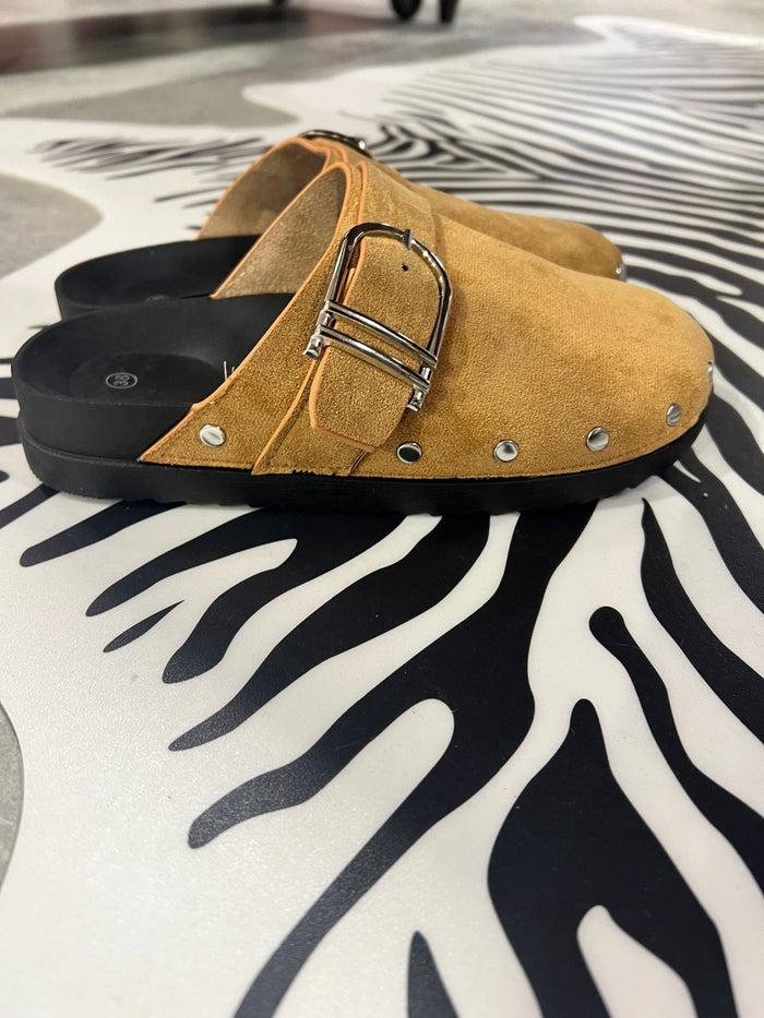 Les Bohémiennes Sabots Daim Camel Jolis Clous