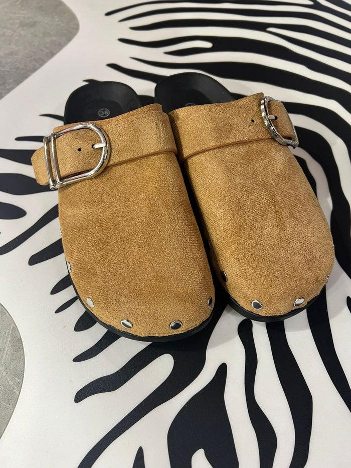 les bohémiennes Sabots daim Camel jolis clous