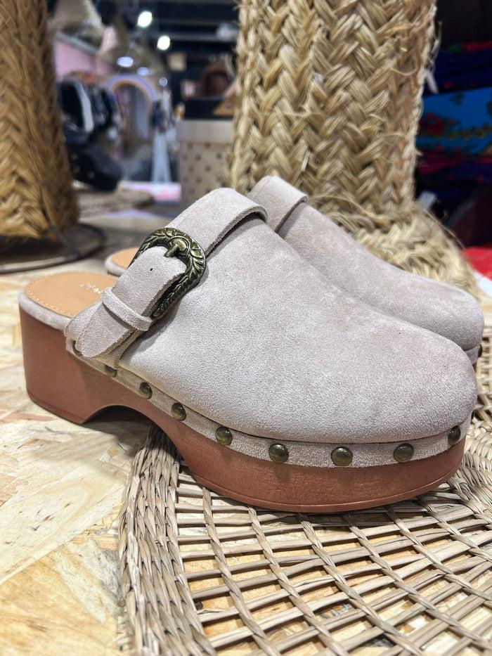 Les Bohémiennes Sabots Daim Beige à Talon Jolis Clous