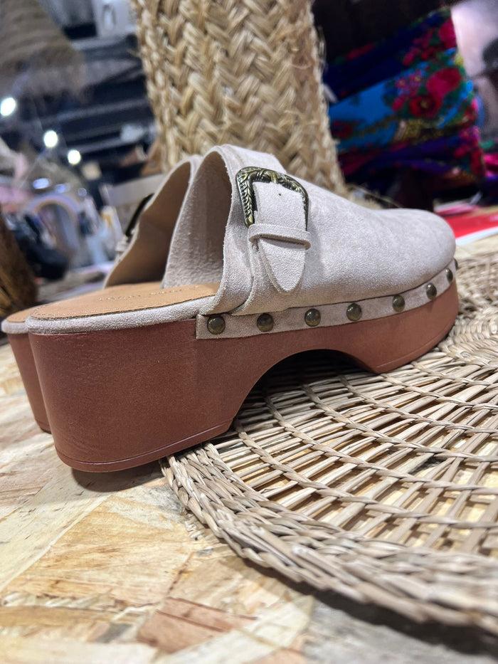Les Bohémiennes Sabots Daim Beige à Talon Jolis Clous