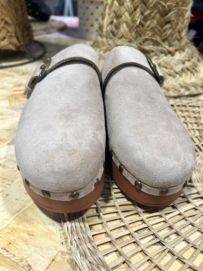 Les Bohémiennes Sabots Daim Beige à Talon Jolis Clous
