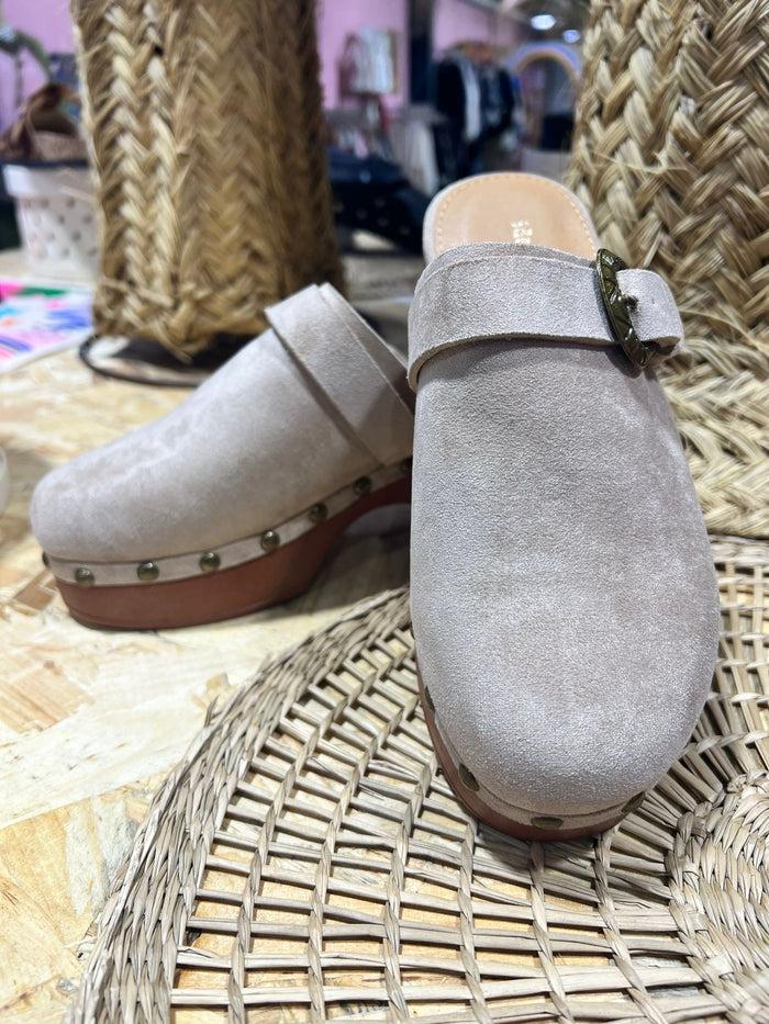 les bohémiennes Sabots daim Beige à talon jolis clous